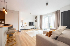 Luxurious two-bed stay: MCR (with parking)
